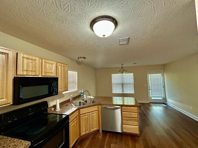 Foto del edificio - Large 4 Bed, 2.5 bath in Lexington!