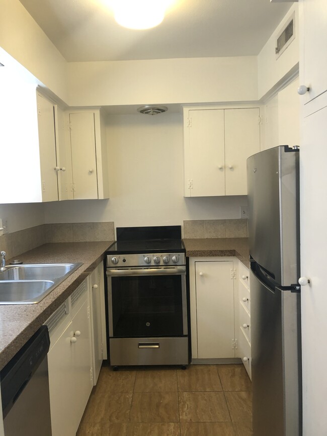 Kitchen - 4700 Abbott Ave