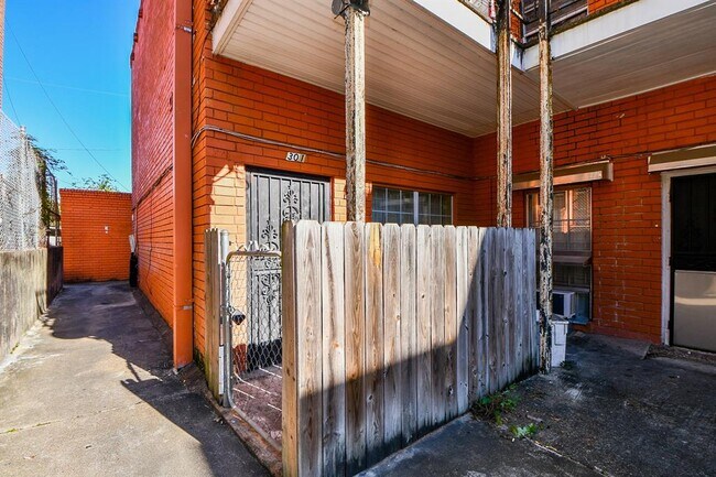 Building Photo - 8250 Park Pl Blvd
