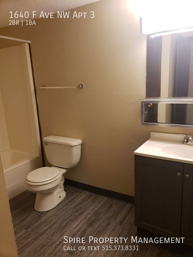 Building Photo - NW 2 Bedroom 1 bath with New Flooring, Nea...