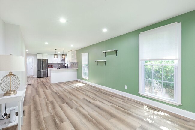 Foto del edificio - Updated 3bd/2ba w/ Large Backyard & Lawn C...