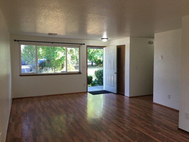 Foto del edificio - 3 Bedroom House in Green!