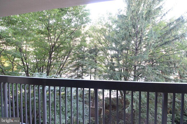 Foto del edificio - 3709 S George Mason Dr