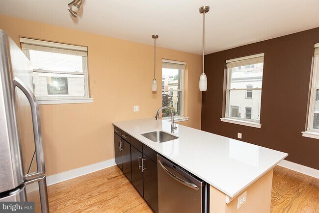 Foto del edificio - 811 Otis Pl NW