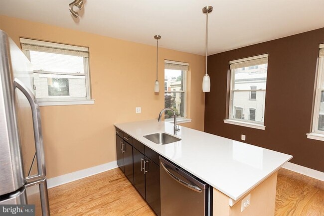 Building Photo - 811 Otis Pl NW