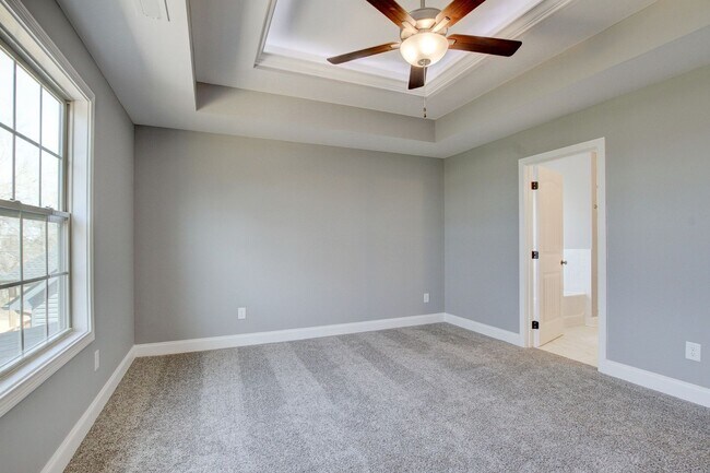 Foto del edificio - 4 or 5 bedroom HUGE open concept.