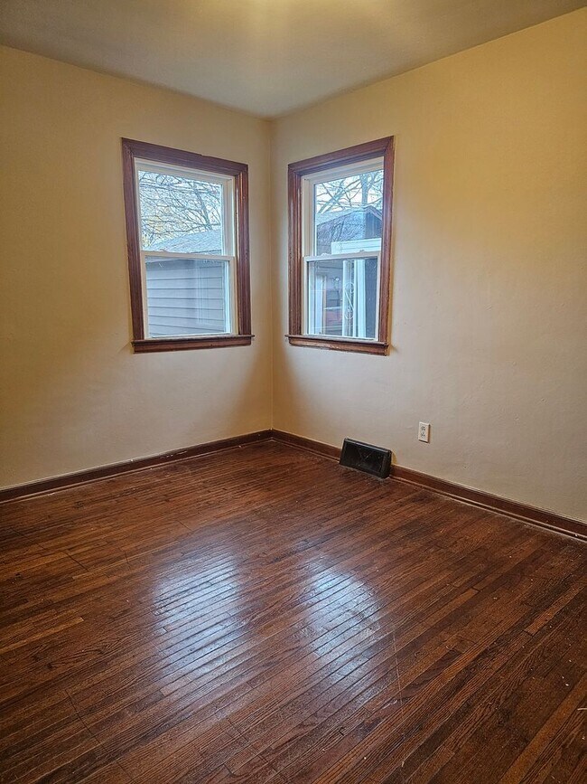Building Photo - Cozy, great location!