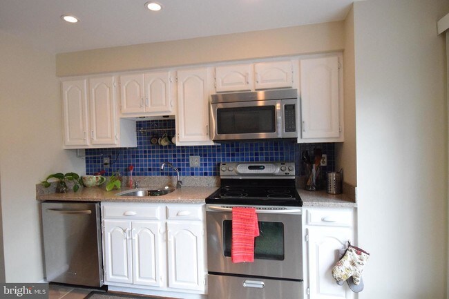 Building Photo - 12127 Cliftondale Dr