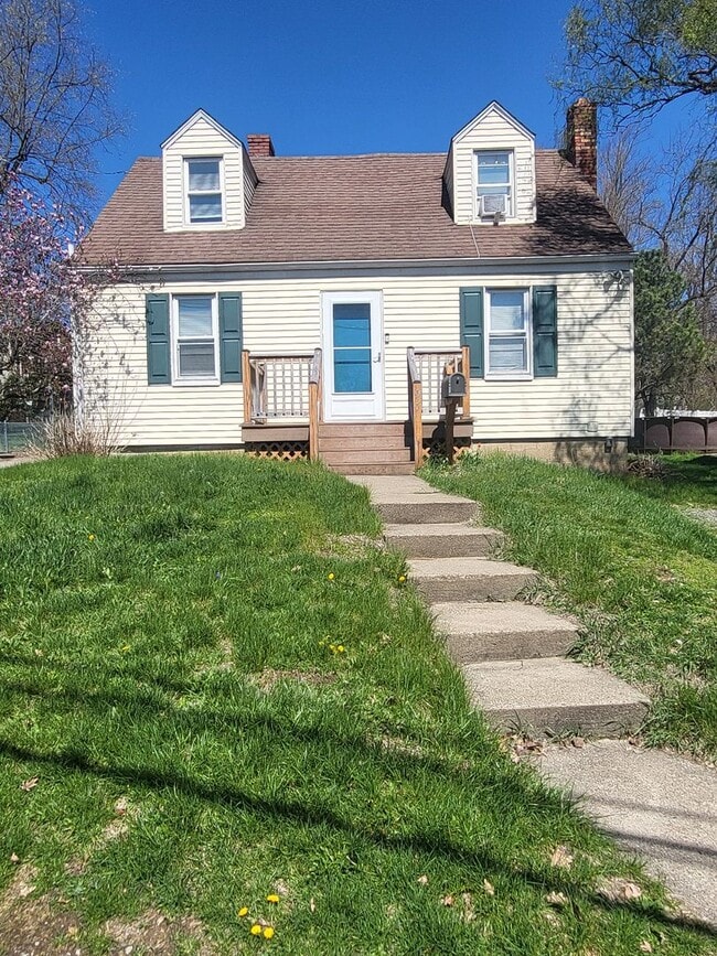 Three bedroom two bath located in North Hills! - Three bedroom two bath located in North Hills! House