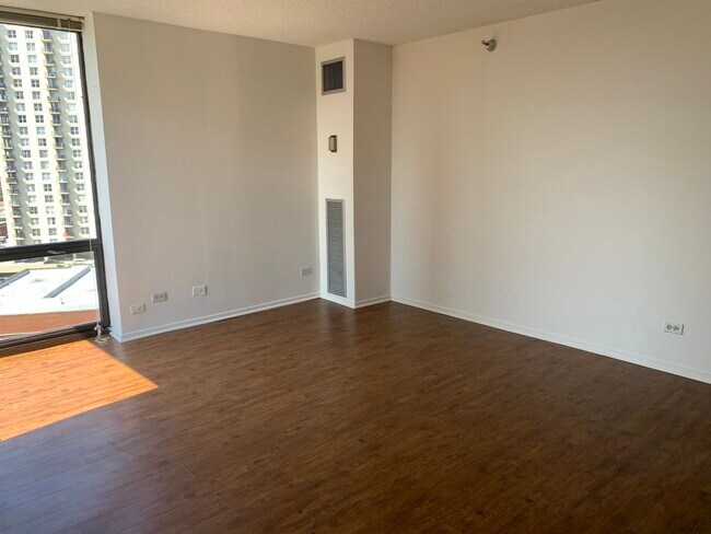 Building Photo - 1120 N La Salle St