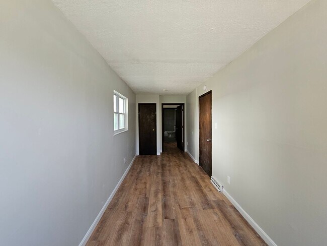 Building Photo - Newly updated 3 bedroom, 1 bath apartment ...