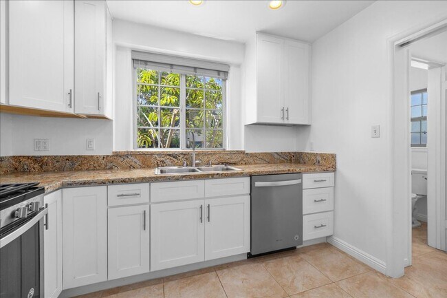 Foto del edificio - Corner lot home on a classic tree lined Beverly Hills street