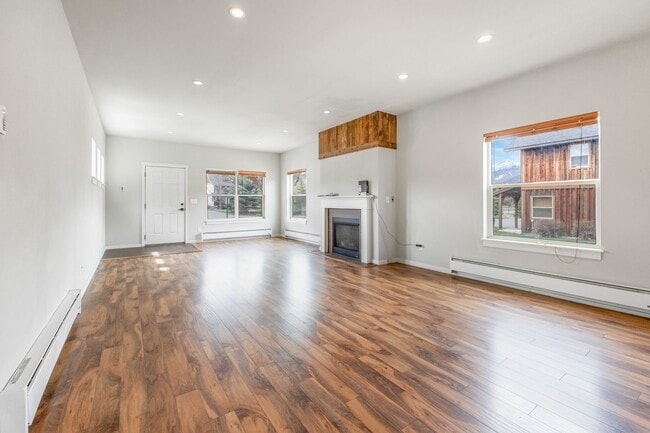 Building Photo - Pet-Friendly Big Sky Townhome in the Perfect Location