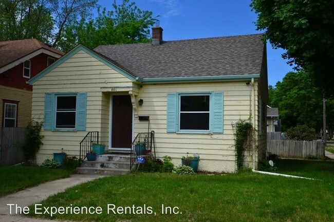 Building Photo - 2 br, 1 bath House - 801 S. Summit Ave.