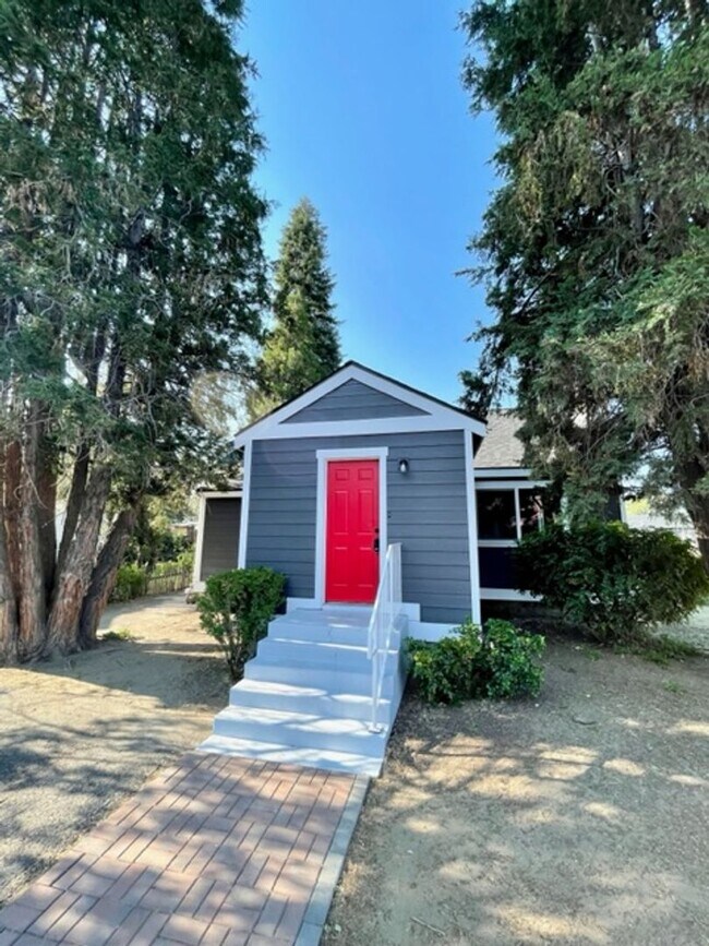 Building Photo - Charming Remodeled Cottage with easy acces...