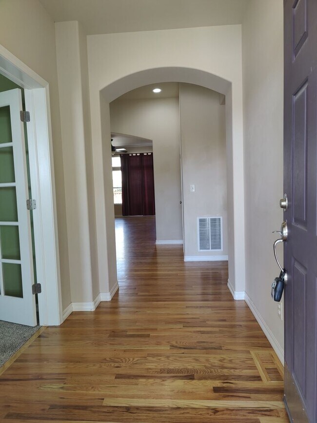 Foto del edificio - TWO STORY WITH FINISHED BASEMENT