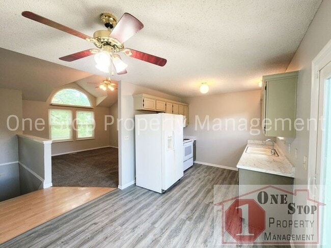 Building Photo - Gorgeous 3 Bedroom, 2 Bathroom, 2 Car Gara...