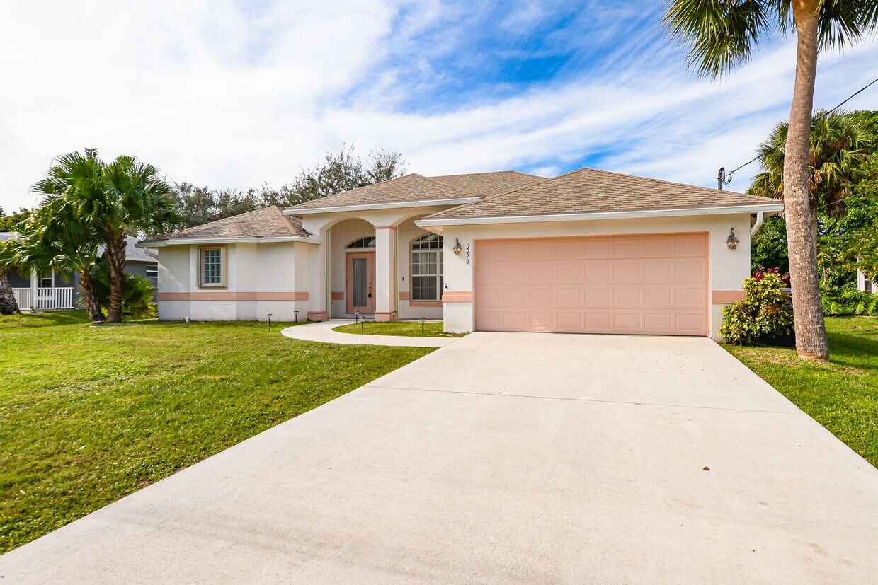 Primary Photo - Gorgeous 3 bedroom, 2 bathroom Pool Home