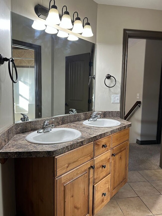 Foto del edificio - Meadows Townhomes