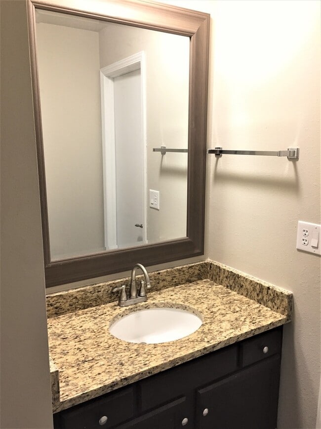 Foto del edificio - Long Term Rental- Dillon Valley East Q303