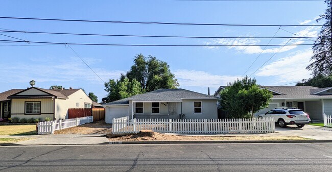 2 Bed Cottage on a quiet and residential street - 2356 Mountain View Dr
