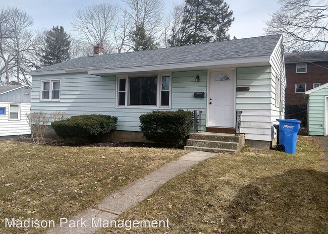 Building Photo - 3 br, 1 bath House - 165 S Pine Ave