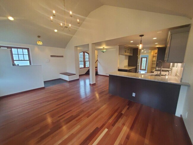 Foto del edificio - Newly remodeled with quality and comfort throughout.