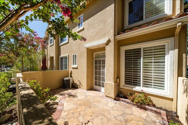 Building Photo - Stevenson Ranch Townhome!  3+2.5+ Loft!  2...