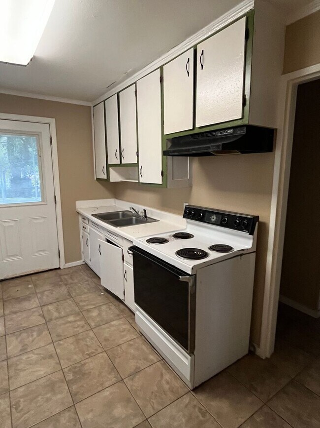 Building Photo - 2 Bedroom/1 Bath Home