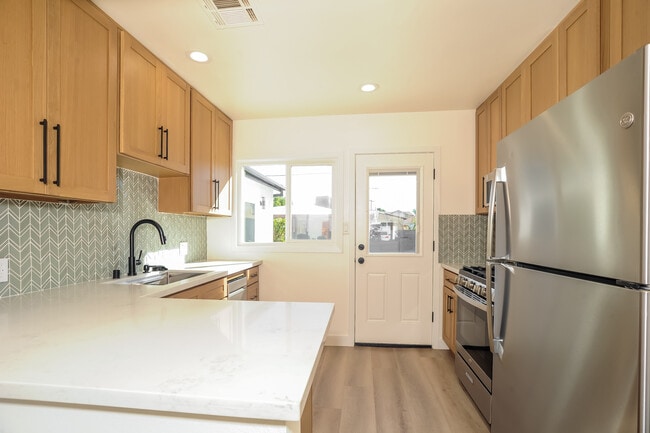 Building Photo - 5826 Jamieson Ave