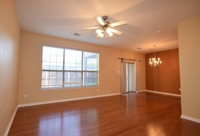 Foto del edificio - Beautiful 2 bed, 2.5 Bath Townhome in Plano
