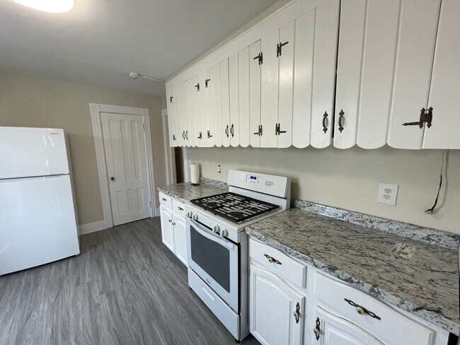 Kitchen - 501 Glenbrook Rd