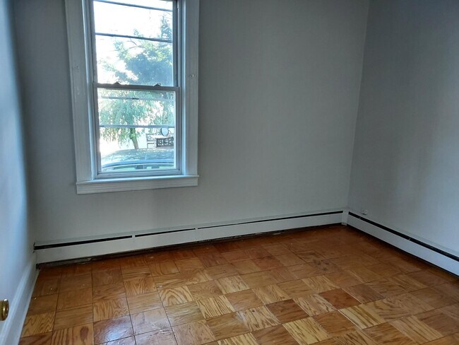 Building Photo - 380 Ege Ave