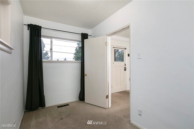 Foto del edificio - 2 br, 1 bath House - 8811 8th Ave NW