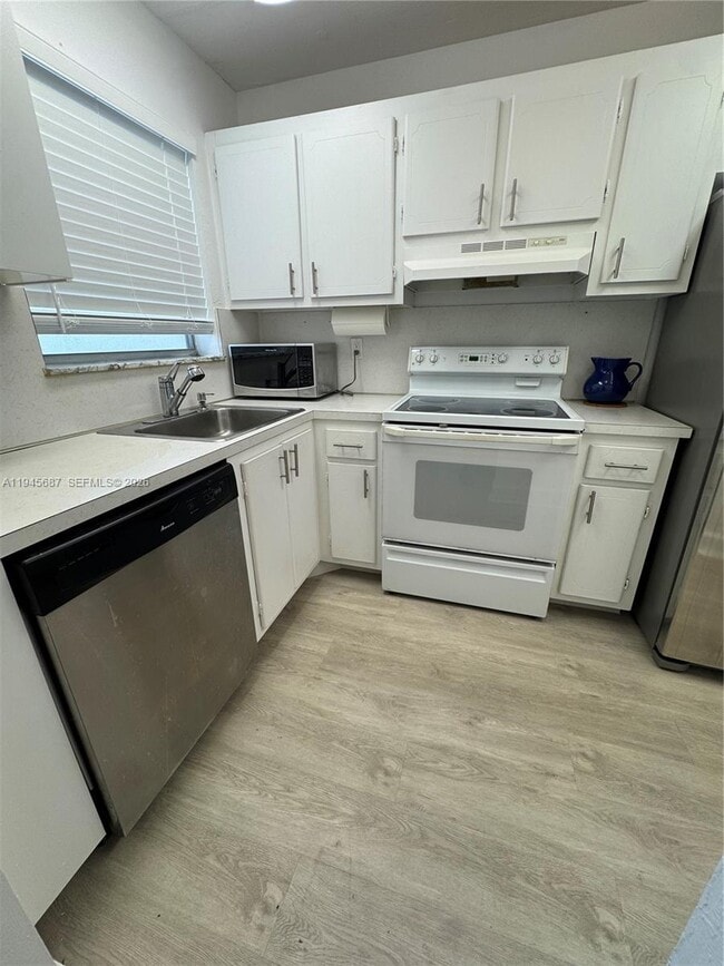 Foto del edificio - 8280 Sunrise Lakes Blvd