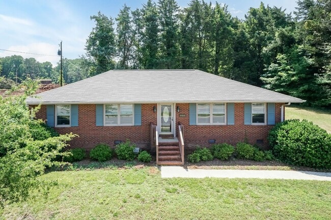 Building Photo - Spacious 3 Bed, 2 Bath Home with Open Floo...