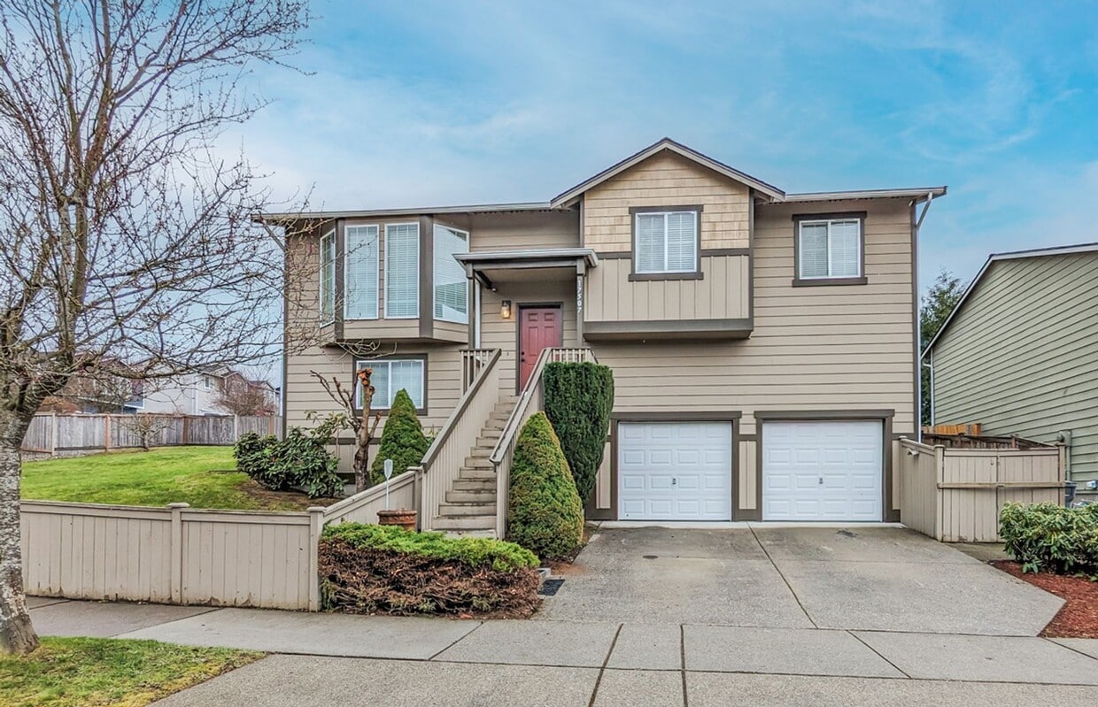 Primary Photo - Updated 4 bed/3 bath home on corner lot w/...
