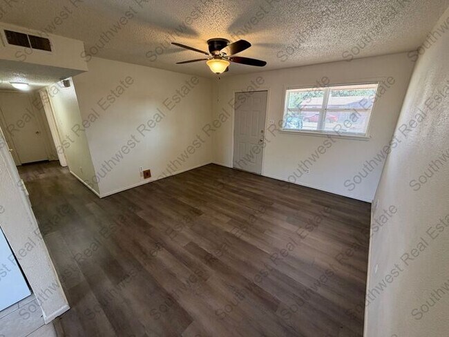 Foto del edificio - 3 bedroom 1 bath 1 car garage