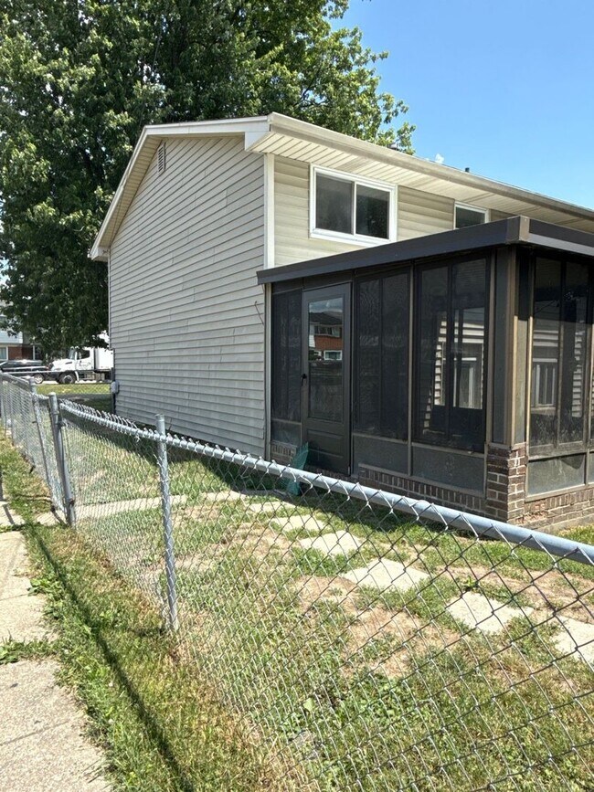 Foto del edificio - 4 Bedroom home in Clinton Township