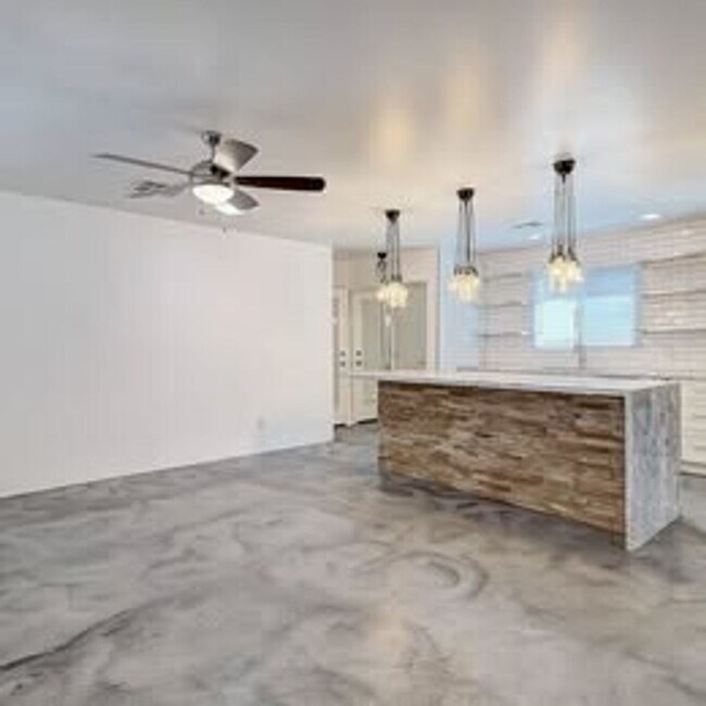 Building Photo - Great Opportunity, Great Location!   4Bed/...