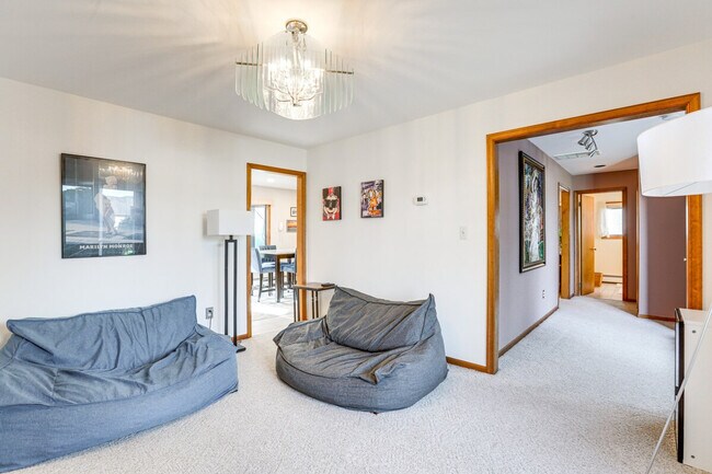 Building Photo - 31 Diane Dr