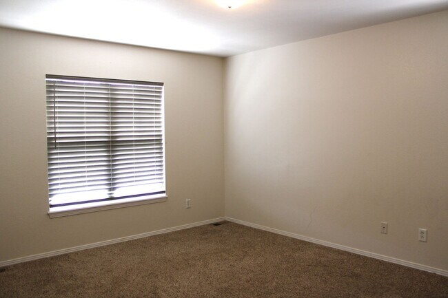 Foto del edificio - Spacious 2BR Home | Updated Finishes, Pool Access, 2-Car Garage