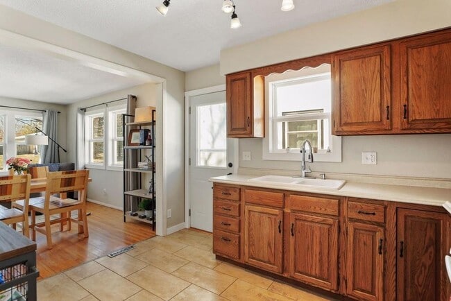 Building Photo - 1209 8th Ave S