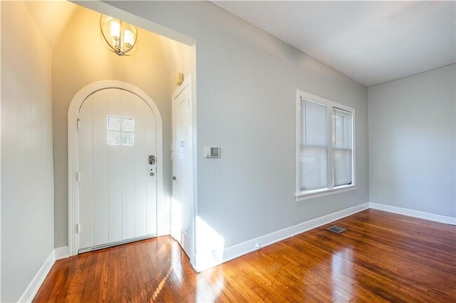Building Photo - 407 E 32nd St