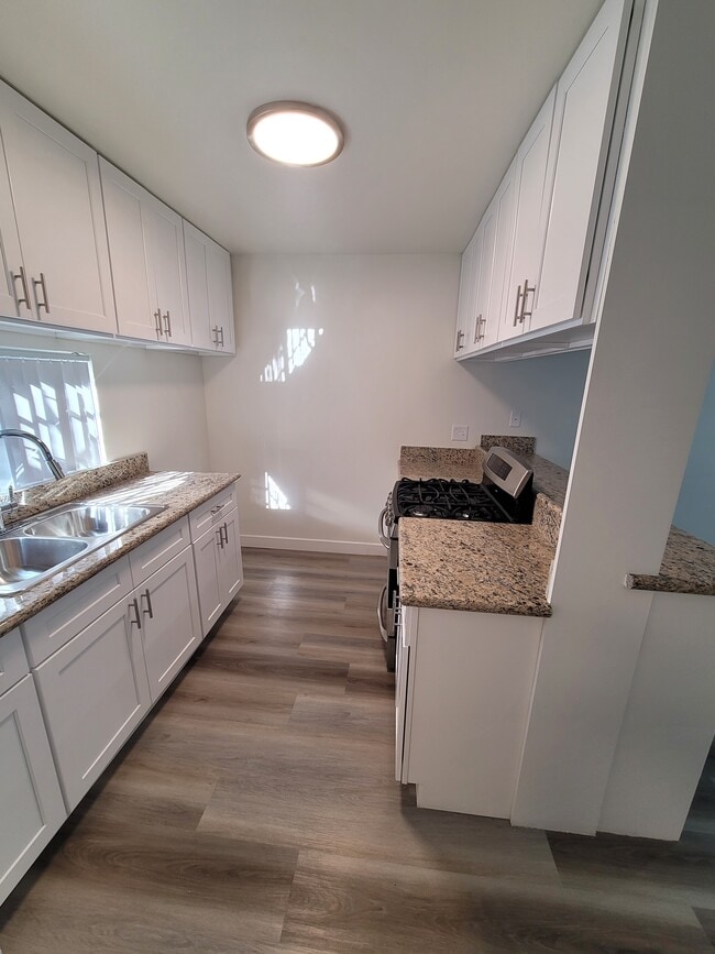 Building Photo - 854 Glenway Dr