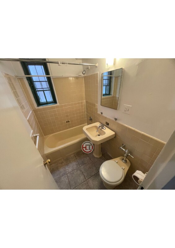 Foto del edificio - 1560 Metropolitan Ave