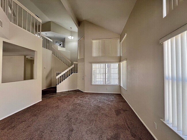 Foto del edificio - LARGE DESERT SHORES HOME, 4 BD 2.5 BATH, VAULTED CEILINGS, INCREDIBLE VALUE