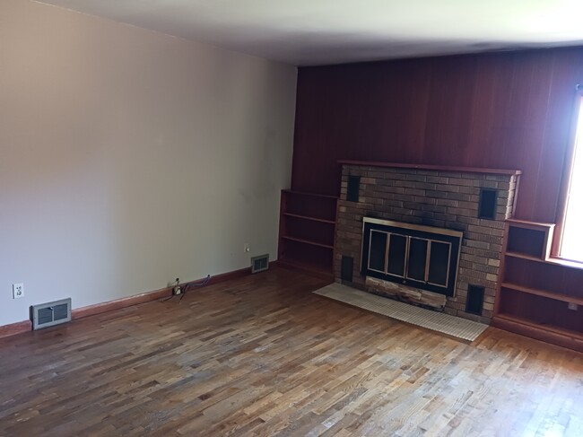 Living room w/ fireplace - 904 Garden Homes Dr