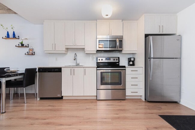 Building Photo - 1227 Av. de l'Hôtel-de-Ville