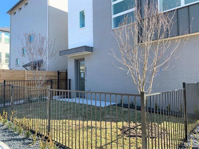 Foto del edificio - 6035 La Vista Dr